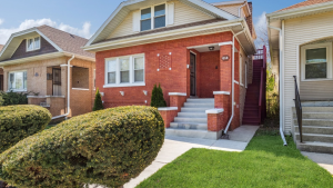 Residential homes on a Berwyn IL neighborhood street