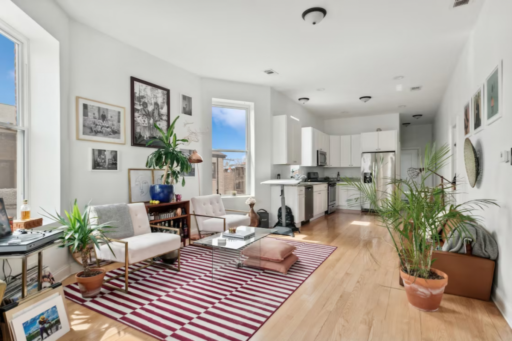 Home showing living room in Berwyn IL