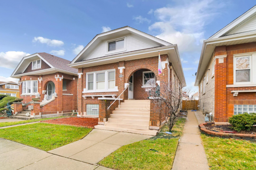 Spring front yard curb appeal in Berwyn, IL