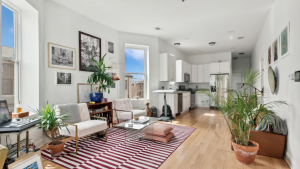 Sala de una casa suburbana en Berwyn y Cicero, IL antes de vender