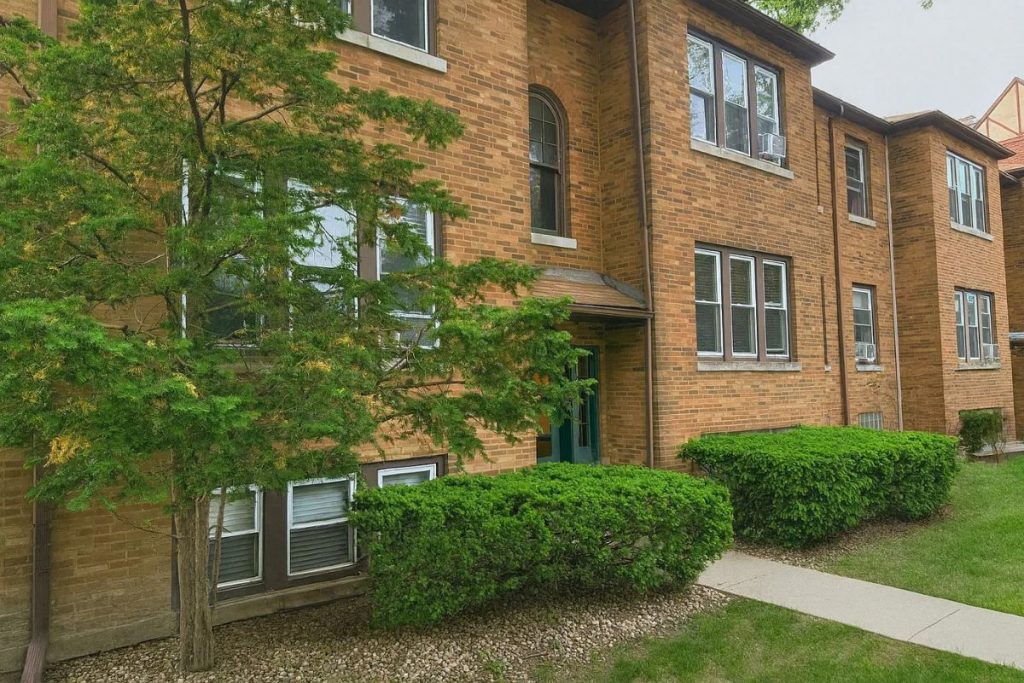 Quincy Street residential block in Riverside, IL near 207 W Quincy St