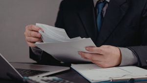 offer evaluation berwyn cicero homeowner reviewing offers
