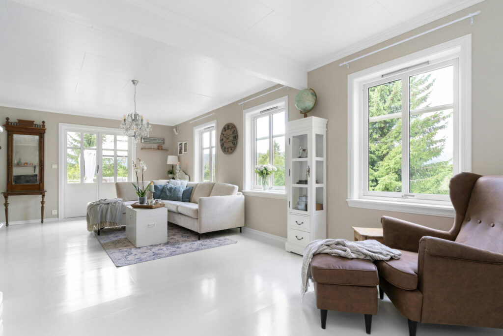 Comfortable smaller living room with practical furniture and storage.
